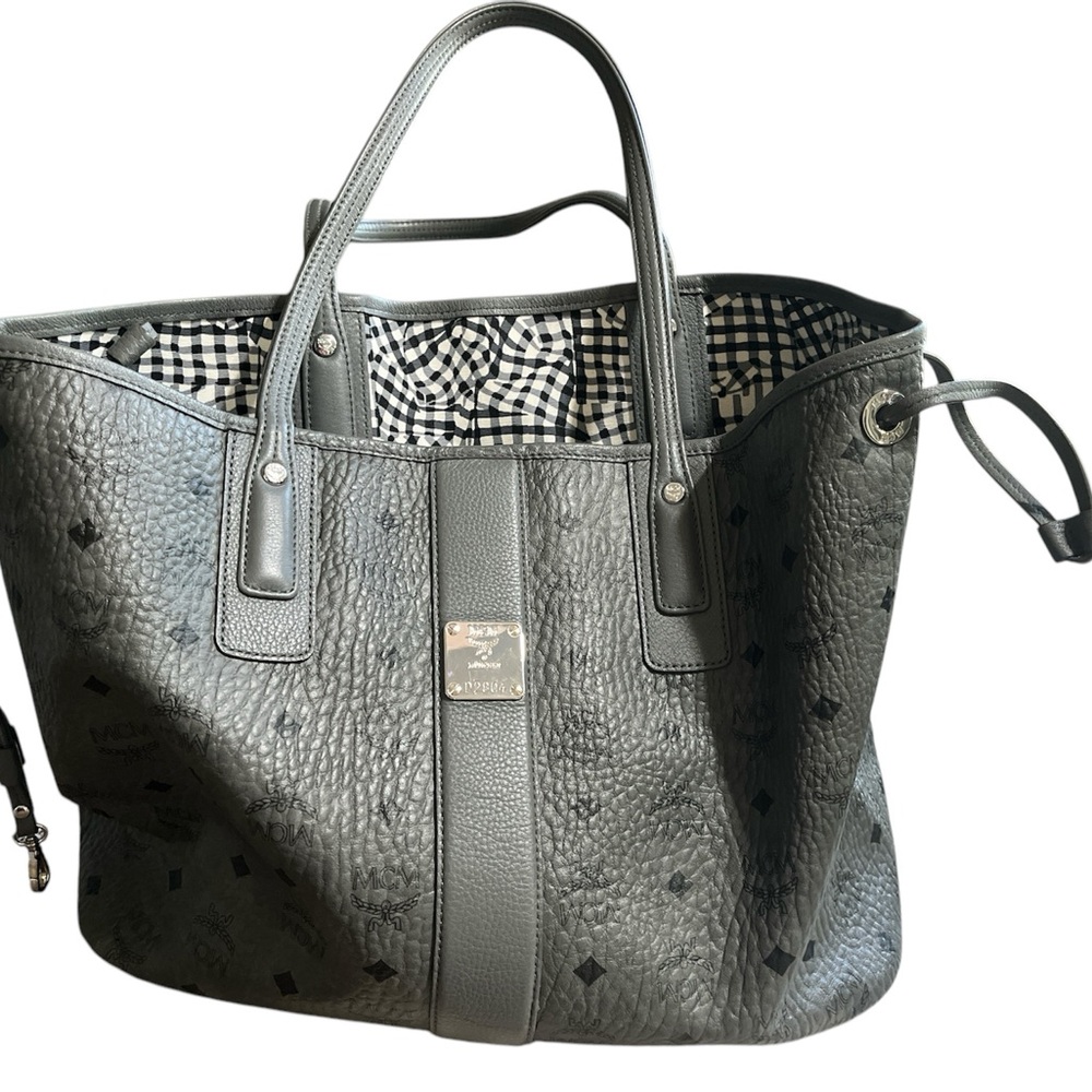 MCM Reversible Liz Shopper
Visetos Medium Phantom Grey